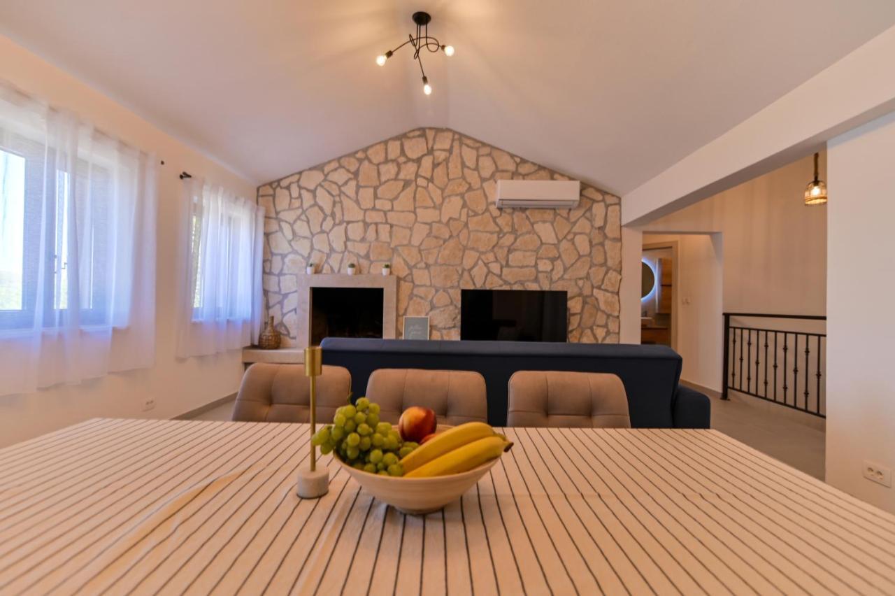 Villa Rudini With Heated Pool Okrug Gornji Extérieur photo